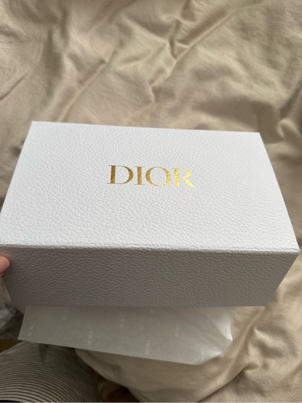 Dior White Embossed pouch with 3 samples in a gift box with a bow - Picture 3 of 6